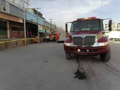 La rápida intervención de los Bomberos en un incendio declarado la tarde de hoy viernes en el Mercado de Abastos de Torreón, logró sofocar las llamas y evitar mayores daños en el local. (EL SIGLO DE TORREÓN)