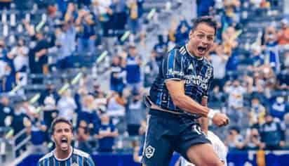 Javier “Chicharito” Hernández extendió su excelente inicio de temporada en la MLS y firmó un triplete con el que el LA Galaxy derrotó el domingo 3-2 a los Red Bulls de Nueva York. (ESPECIAL)
