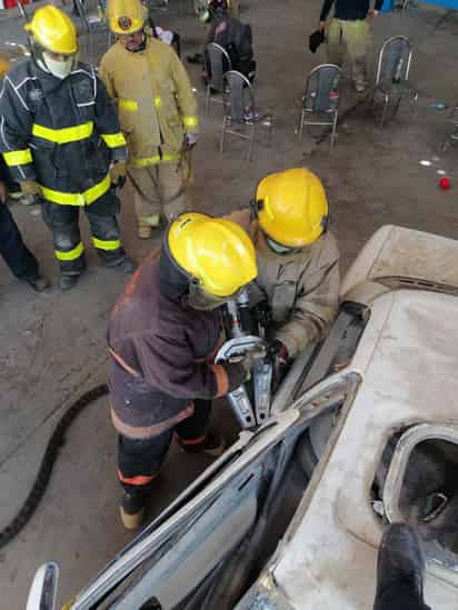 Elementos de Bomberos de San Pedro participan en una capacitación que se realiza en Torreón para profesionalizar su función. (EL SIGLO DE TORREÓN) 