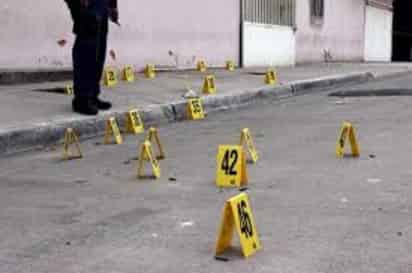 Un nuevo enfrentamiento armado entre comunidades de la Sierra Sur de Oaxaca dejó un saldo de otras tres personas asesinadas y una más con heridas de bala, de acuerdo con fuentes de seguridad, lo anterior a poco más de 48 horas de un primer choque armado en la misma zona que dejó un saldo de siete muertos y tres heridos, por lo que entre el viernes y este lunes suman 10 víctimas mortales en esta región. (ARCHIVO)