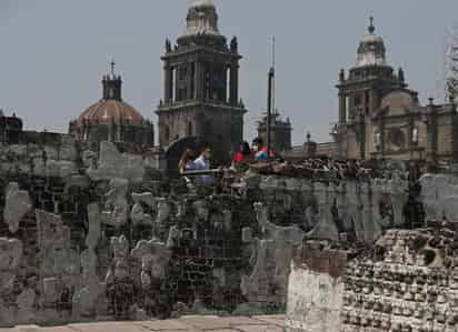 La zona arqueológica del Templo Mayor, en el centro de Ciudad de México, reabrió este martes sus puertas bajo protocolos sanitarios después de más de un año de cierre debido a la pandemia del coronavirus. (EFE)