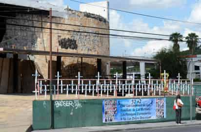 Al parecer personal de la empresa que realizó trabajos de demolición del edificio donde estuvo el Casino Royale retiró un mural y las 52 cruces que habían colocado familiares de los fallecidos en un atentado que el 25 de agosto de 2011, cometió un grupo de la delincuencia organizada presuntamente porque los dueños de la casa de apuestas se negaron a pagar una 'cuota de protección'. (ARCHIVO)