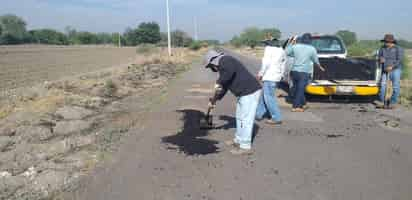 Se dijo que por el momento cubrieron los baches que registraba la carretera de acceso a cuatro ejidos. (EL SIGLO DE TORREÓN) 