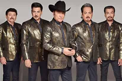 Los Tigres del Norte se arremangaron las camisas para vacunarse contra el coronavirus, y ahora invitan a sus seguidores a seguir el ejemplo. (ESPECIAL) 