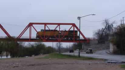 La Cámara Nacional de la Industria de Transformación (CANACINTRA) de Piedras Negras, considera que la agilidad en el cruce de mercancías por el puerto ferroviario Piedras Negras-Eagle Pass; aumentará interés de empresas que exportan por otras fronteras. (RENÉ ARELLANO)