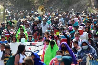 Decenas de menores de edad del estado mexicano de Guerrero, sur del país, marcharon contra la violencia que se vive en su comunidad y cambiaron armas por juguetes como una acción de paz en el Día del Niño que se festeja este viernes en este país. (EFE)