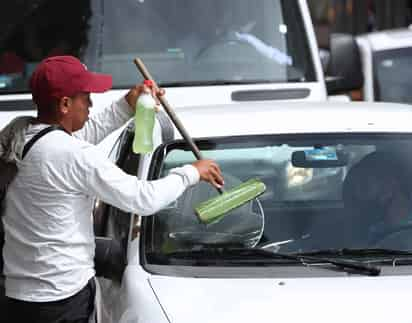 México aún debe recuperar casi 500,000 empleos formales de los más de 1.1 millones que perdió en 2020, registrados ante el Instituto Mexicano del Seguro Social (IMSS), pero además quedan cerca de 1.4 millones de personas fuera de la población económicamente activa (PEA) al considerarse informales.
(ARCHIVO)