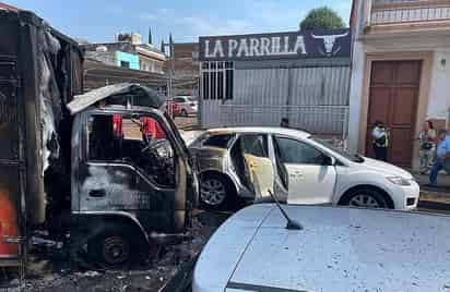 Presuntos delincuentes asesinaron y desmembraron a cinco hombres en el estado de Michoacán, oeste de México, donde las autoridades han reportado este sábado al menos tres 'narcobloqueos' con vehículos incendiados y el descubrimiento de un campamento de sicarios. (EFE)
