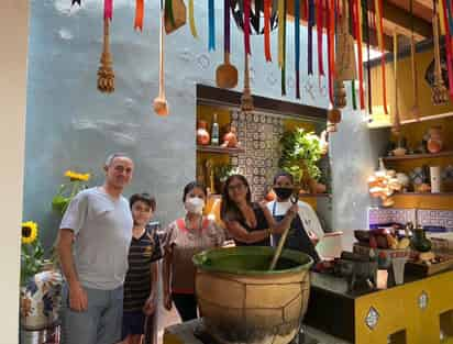 El funcionario posó sonriente con sus acompañantes y se tomó fotos con el personal del restaurante. (CORTESÍA) 