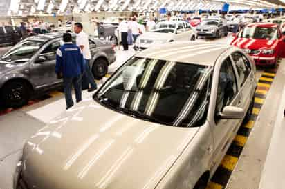 La industria automotriz considera que para mantener al país altamente competitivo, es necesario que la industria y gobierno continúen generando espacios de diálogo. (ARCHIVO) 