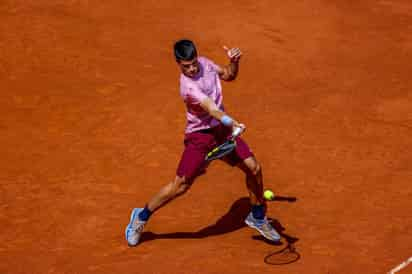 El juvenil Carlos Alcaraz derrotó 6-4, 6-0 a Adrian Mannarino y se medirá en la siguiente ronda a su ídolo Rafael Nadal. (EFE)