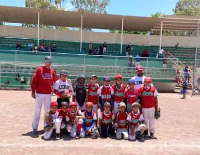 Los peloteritos de la Liga Municipal de Lerdo dieron una exhibición de sus habilidades y se coronaron campeones invictos. (ESPECIAL)