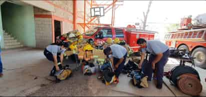 El material entregado en donación consiste en 20 uniformes completos, que comprende 15 pares de botas, pantalones y chaquetas. (EL SIGLO DE TORREÓN) 