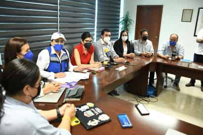 Ediles de la fracción del PAN en Cabildo de Torreón ofrecieron durante hoy jueves una rueda de prensa para defender a la administración municipal de los señalamientos públicos que realizaron sus contrapartes independientes y de la fracción de Morena, esto sobre presunto desvío de recursos mediante el uso de tarjetas para pagar dinero a la población afectada por la pandemia. (FERNANDO COMPEÁN)