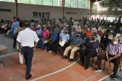 En la jornada de ayer fueron aplicadas 7,648 segundas dosis de la vacuna de Pfizer/BioNTech a los adultos mayores de 60 años en la Facultad de Derecho y en el drive-thru del Coliseo Centenario. (FERNANDO COMPEÁN)