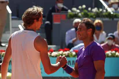 Alexander Zverev (i) se impuso 6-4, 6-4 a Rafael Nadal, logrando su primera victoria en arcilla sobre el español. (EFE)