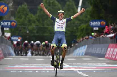 Taco van der Hoorn celebra luego de ganar la tercera etapa del Giro de Italia; Filippo Ganna continúa como líder en la general. (EFE)