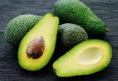 El consumo de aguacate es ampliamente recomendado gracias a sus múltiples beneficios al organismo. Incluir este fruto en tu alimentación evita el estreñimiento, regula los niveles de glucosa y colesterol en la sangre mientras ayuda al organismo a saciar el apetito. (ESPECIAL) 