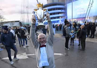 Aficionados del Manchester City se reunieron en las afueras el estadio Etihad para celebrar el título del equipo. (EFE)