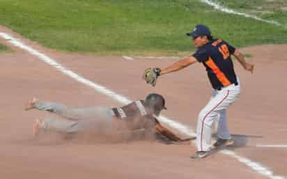 Jugadas bastante cerradas en las bases, se pudieron observar durante la jornada anterior, con los equipos rumbo a los playoffs. (ESPECIAL)