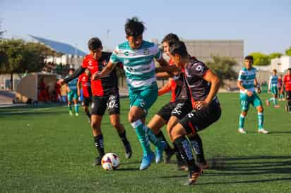 Ofrecieron un buen partido los representativos juveniles de Santos Laguna y los Rojinegros del Atlas, que buscan la gran final. (CORTESÍA)