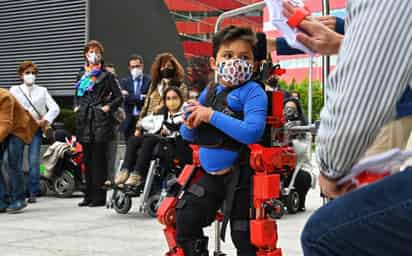 El primer exoesqueleto pediátrico del mundo, desarrollado por la científica española Elena García Armada y que facilitará la movilidad a niños afectados por parálisis cerebral o atrofia muscular espinal, está ya listo para su comercialización internacional. (ARCHIVO) 