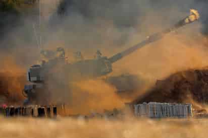 El Ejército israelí inició hoy un intenso bombardeo desde tierra y aire en la franja de Gaza en plena escalada bélica, que no descarta una ofensiva terrestre en el enclave. (EFE)