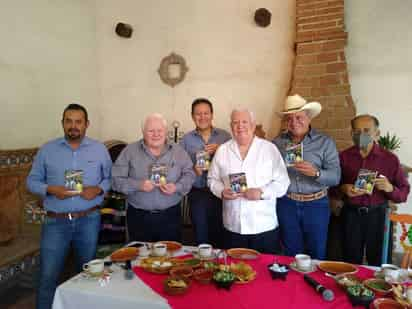 Orgullosos, los involucrados en el pequeño volumen, sostuvieron sobre sus manos una obra dedicada a todo el que soñó ser torero. (ESPECIAL)