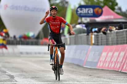Gino Mader celebra al llegar a la meta y ganar la sexta etapa. (AP)