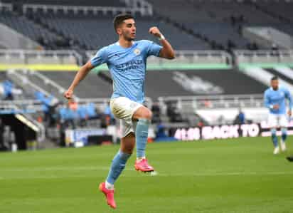 Ferran Torres anotó un triplete y el recién coronado Manchester City conquistó su 12da victoria consecutiva en la Liga Premier inglesa, al superar el viernes 4-3 al Newcastle. (AP)