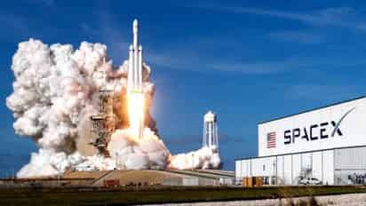 A través de SpaceX Elon Musk ha dado los primeros pasos para que su red de satélites Starlink lleve internet a todo el planeta. Pero parece que esa no es la única misión que persigue el empresario. También está buscando la manera de que las empresas tengan acceso a la nube y, con ella, a datos confiables y a sistemas de inteligencia artificial y Big Data, para lo cual ha llegado a un acuerdo con Google. (ESPECIAL)