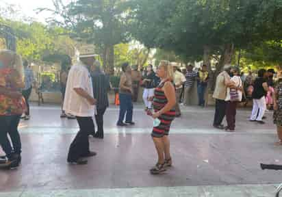 A poco más de un año de la pandemia por el COVID-19, diferentes actividades recreativas fueron suspendidas, como el tradicional baile en la Plaza de Armas de Torreón, pero  este domingo, la música variada volvió a resonar en el primer cuadro de la ciudad, y con ella, los pases de baile de las personas de la tercera edad. (EL SIGLO DE TORRÉON)