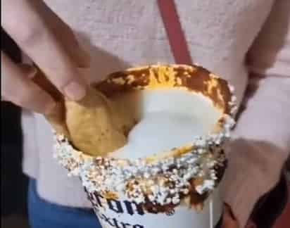 En redes sociales se ha vuelto viral el video de un negocio creando una 'miche enmoladas con flautas', el cual ya acumula más de un millón de reproducciones.