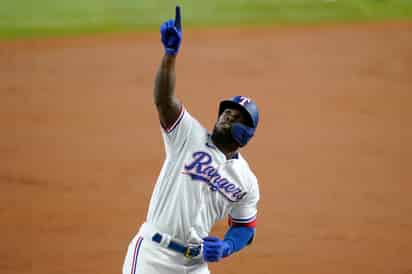 Adolis García celebra tras conectar un cuadrangular en la victoria de los Rangers 5-2 sobre Yanquis de Nueva York. (AP)