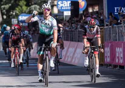 Peter Sagan celebra tras llegar a la primera en la décima etapa del Giro de Italia, en el que Egan Bernal sigue como líder. (EFE)