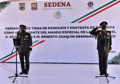 Se realizó el cambio de titular en el Mando Especial de La Laguna, hoy martes se tomó protesta a Ernesto Joaquín Geminiano Jiménez en sustitución de Porfirio Fuentes Vélez, enroque que fue anunciado ayer por autoridades federales, estatales y municipales.
(ERICK SOTOMAYOR)