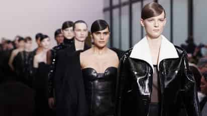 La casa de moda Valentino dejará de crear y confeccionar prendas con piel a partir de 2022, anunció hoy la marca, que además se prepara para reorganizarse y concentrar todas sus colecciones en una única etiqueta en 2024. (ESPECIAL)