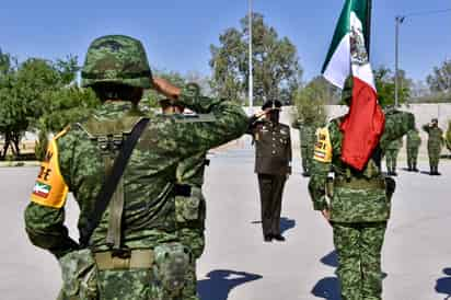 En la ceremonia para presentar al Mando Especial de La Laguna se realizaron los tradicionales honores a la bandera, donde estuvieron presentes los gobernadores de Coahuila y Durango, alcaldes de la región y representantes de la sociedad civil y de las fiscalías. (ÉRICK SOTOMAYOR)