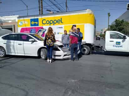  A las 10:45 horas se registró la colisión entre ambos vehículos que se dieron de costado, resultando más dañado el Nissan Sentra, al que se le cayó la defensa delantera.
 (EL SIGLO DE TORREÓN)