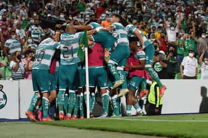 Jugadores y aficionados celebran tras el tercer tanto de los Guerreros. (JESPUS GALINDO)