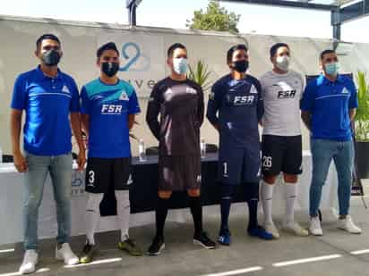 En la conferencia de prensa, se aprovechó para presentar los uniformes de local y visita que utilizará el conjunto. (ESPECIAL)