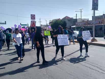 Las manifestantes avanzaron por la calle Zaragoza hasta llegar al monumento a Francisco I. Madero, y en el trayecto exigieron al alcalde Jonathan Ávalos que detenga el 'ciberacoso'. (EL SIGLO DE TORREÓN) 