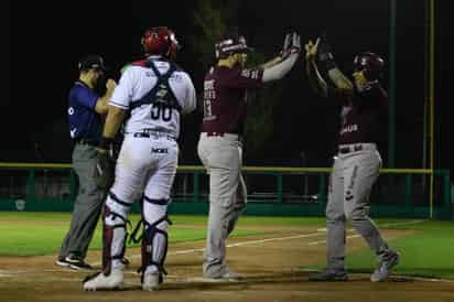 Carlos Rivero (i) celebra con Michael Choice luego de conectar uno de sus dos cuadrangulares, en la victoria de Algodoneros 15-7 sobre los Bravos de León. (CORTESÍA UNIÓN LAGUNA)