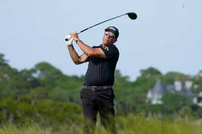 El veterano Phil Mickelson terminó la tercera ronda con un golpe de ventaja en el Campeonato de la PGA.