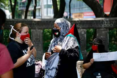 Mexicanos y palestinos protestaron este domingo en la capital mexicana para exigir una mayor solidaridad y contundencia del Gobierno con la crisis humanitaria y bélica que afronta la Franja de Gaza, donde hay al menos 248 muertes. (EFE)