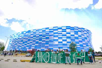 A unas horas de comenzar el partido de vuelta de Puebla contra Santos Laguna en la semifinal del Guardianes 2021 de la Liga MX, fanáticos de los Guerreros se hicieron presentes en las afueras del Estadio Cuauhtémoc para apoyar al equipo lagunero. (JAM MEDIA)
