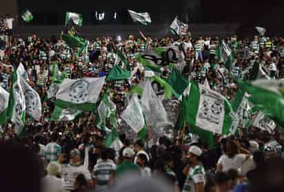 La sana distancia brilló por su ausencia, mientras que el cubrebocas casi no fue utilizado, en los festejos de ayer. (JESÚS GALINDO)