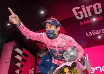 El campeón del Tour de Francia de 2019 pedaleó en solitario en la cima del Passo Giau. (ARCHIVO)
