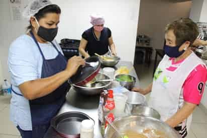 El Sistema para el Desarrollo Integral de la Familia en coordinación de los departamentos Mujer Emprendedora, Desarrollo Familiar y Humano, implementan de manera permanente y gratuita talleres para el aprendizaje y autoempleo de la población. (DIANA GONZÁLEZ)