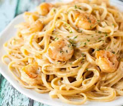 Pasta con camarones y chipotle